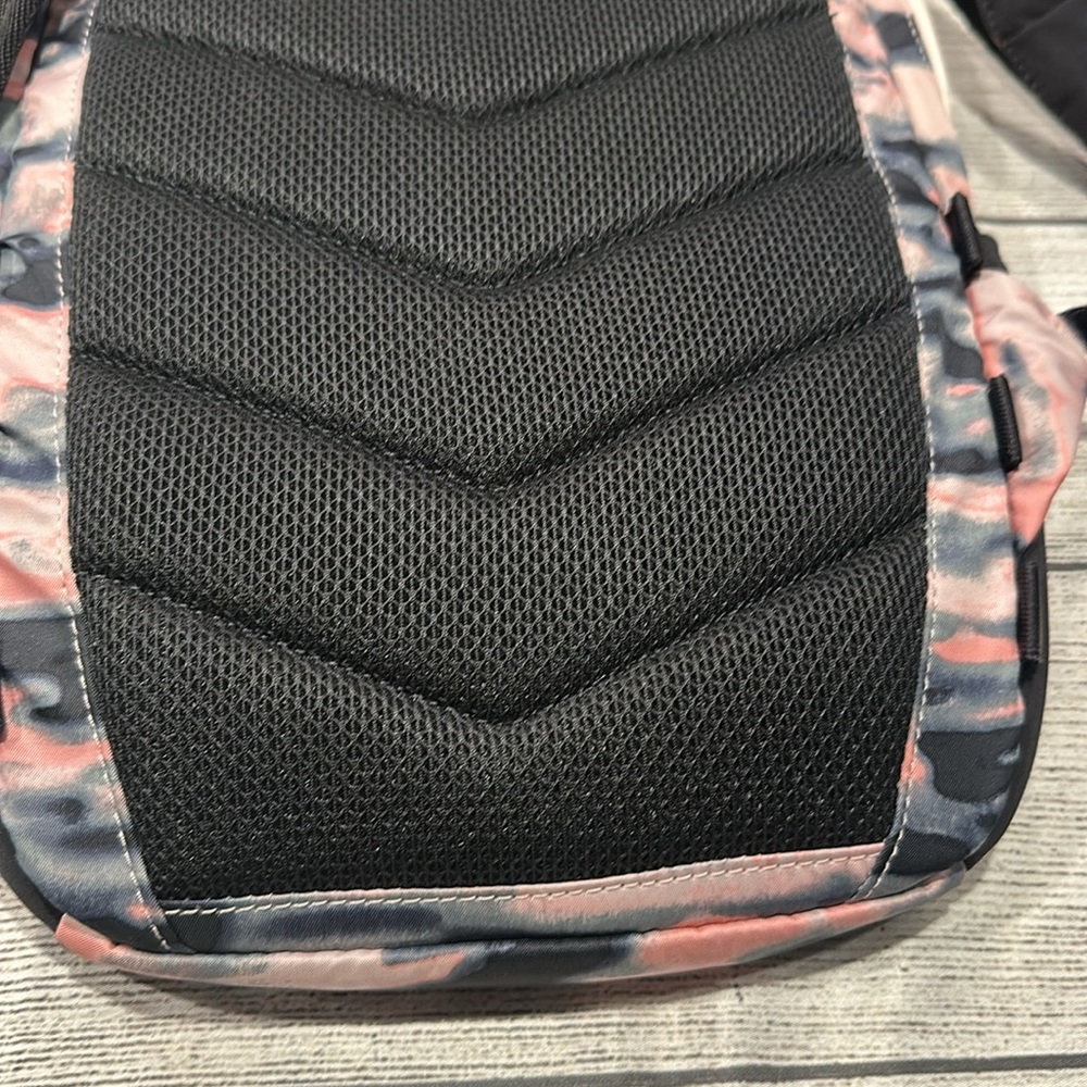 🍋Rare Vintage Lululemon Run From Work Backpack pink camo🍋 - Picture 8 of 15